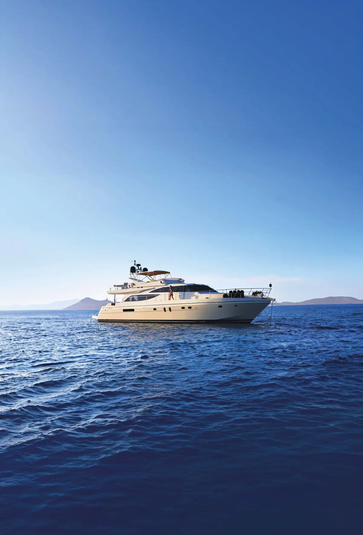 Le yacht Amadeus en pleine mer, face aux côtes de la Méditerranée