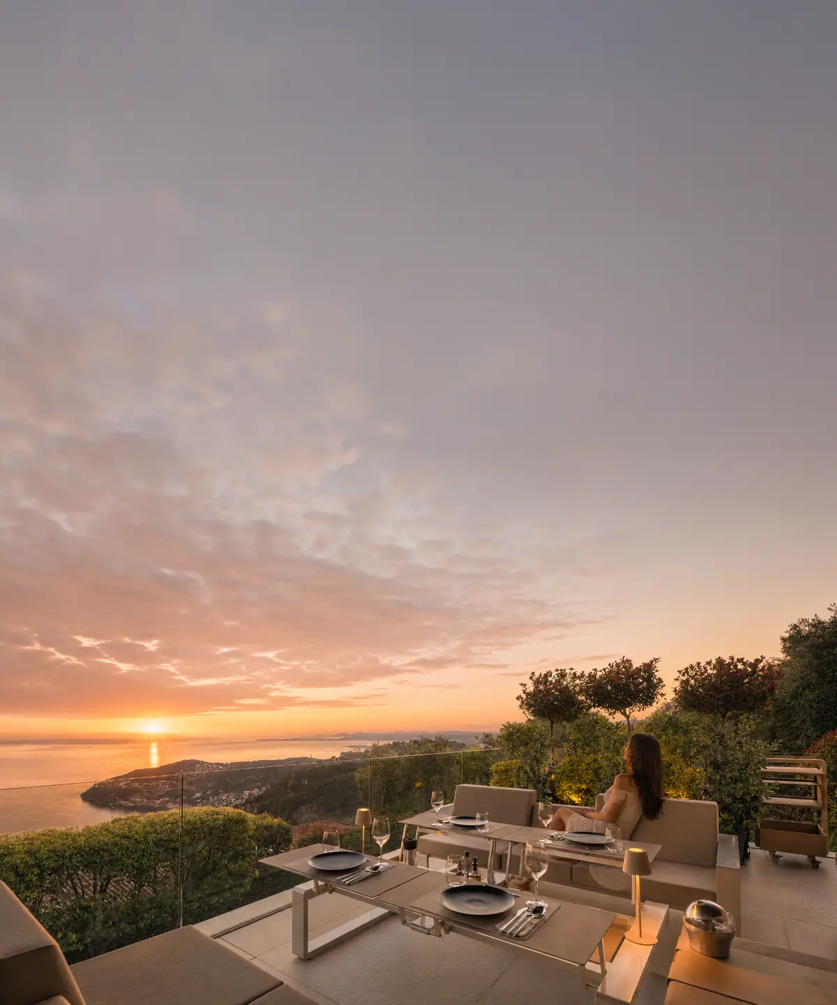 Dîner en terrasse face à la mer au coucher du soleil